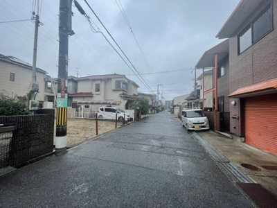 【前面道路含む現地写真】 | 八木北小・建築条件なし・更地渡し・土地30坪・前道6ｍ・岸和田市下池田町2丁目 | 前面道路含む現地写真です