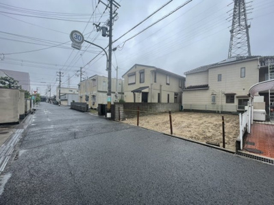 【前面道路含む現地写真】 | 八木北小・建築条件なし・更地渡し・土地30坪・前道6ｍ・岸和田市下池田町2丁目 | 前面道路含む現地写真です