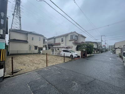 【前面道路含む現地写真】 | 八木北小・建築条件なし・更地渡し・土地30坪・前道6ｍ・岸和田市下池田町2丁目 | 前面道路含む現地写真です
