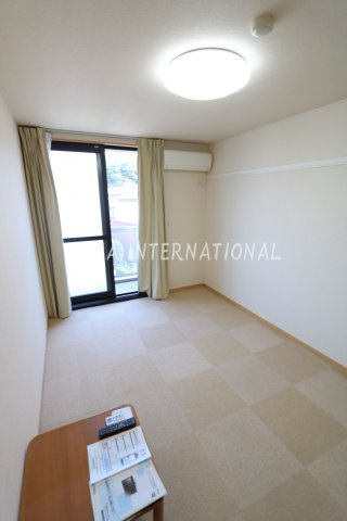 レオパレスTF　oneの洋室|2階以上のお部屋は絨毯仕様です。