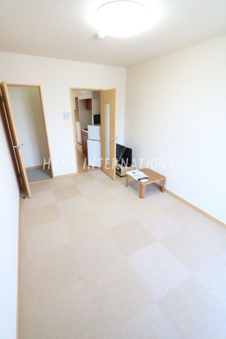 レオパレスTF　oneの居間・リビング|2階以上のお部屋は絨毯仕様です。