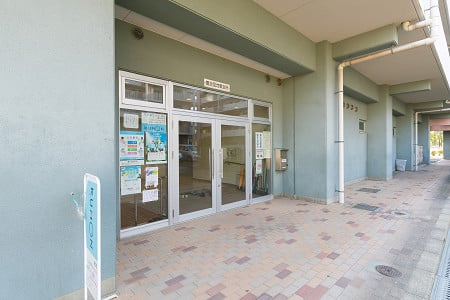 鷹合団地のエントランス