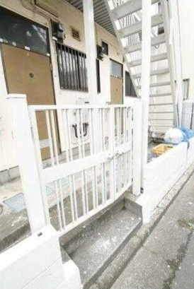 調布市富士見町１丁目のアパートのエントランス