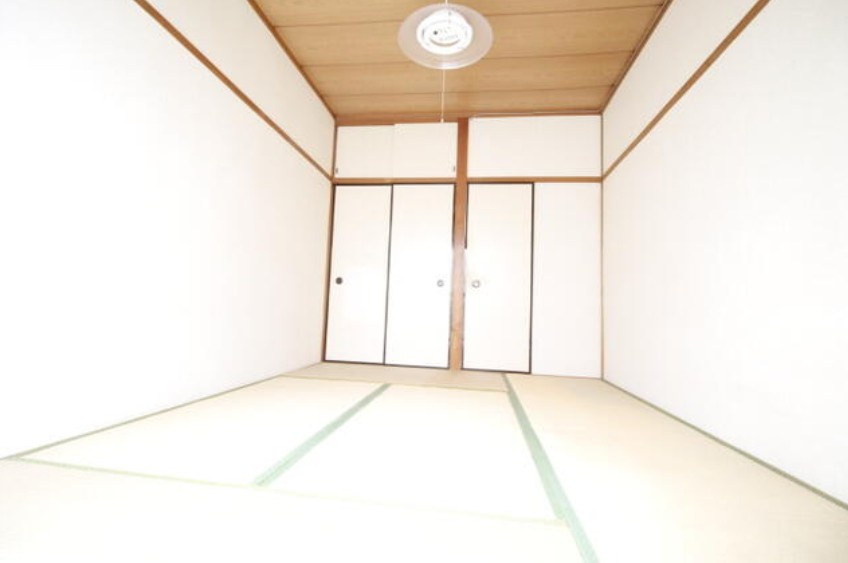調布市富士見町１丁目のアパートの居間・リビング