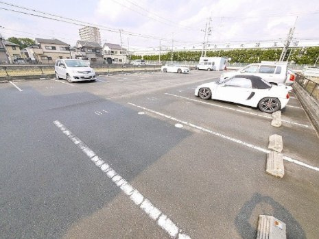 レオパレスＳＴＥＬＬＡの駐車場|車をお持ちの方に嬉しい駐車場付きの物件です