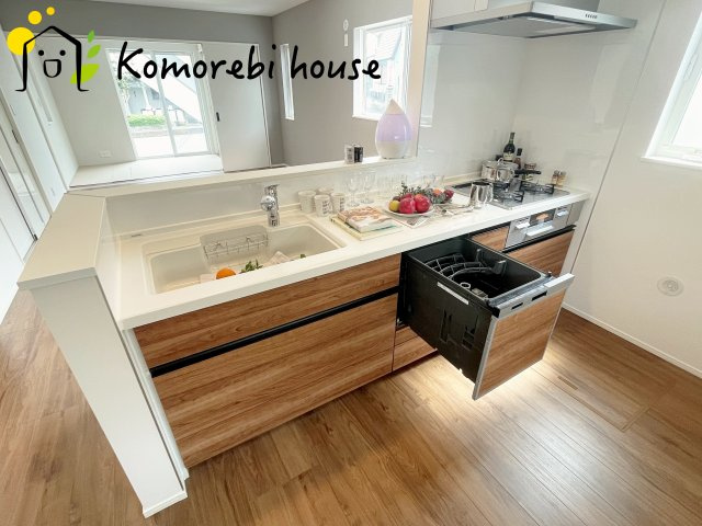 北本市宮内１丁目　新築一戸建て　セレクト花水木　02のキッチン|食洗機や浄水器を備えた多機能キッチン。広がりある空間で、家族と会話を楽しみながら料理ができるカウンターキッチンです