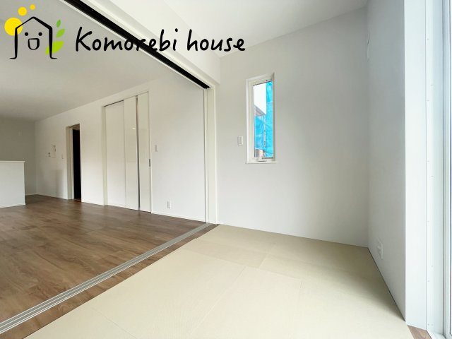 北本市宮内１丁目　新築一戸建て　セレクト花水木　02の和室|琉球畳のやわらかな肌ざわりに包まれる和室。ごろんと横になったり、子どもが遊んだり、家族のくつろぎが自然と集まる一部屋です。