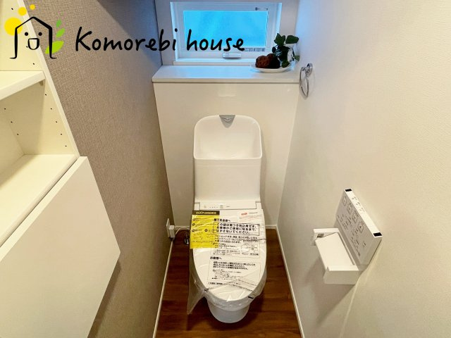 北本市宮内１丁目　新築一戸建て　セレクト花水木　02のトイレ|温水洗浄機能（ウォシュレット）標準装備で、毎日のトイレ時間がより快適に。やさしい温水洗浄で清潔を保てるだけでなく、冬場のヒヤッと感を軽減する暖房便座も嬉しいポイント。