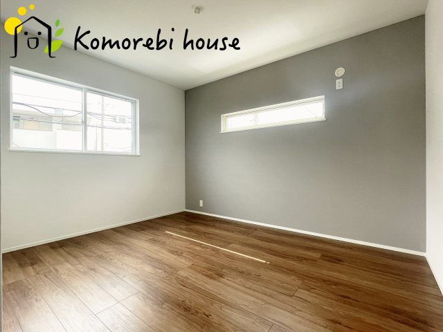 北本市宮内１丁目　新築一戸建て　セレクト花水木　02の寝室|一日の疲れをゆっくり癒せる主寝室は、ベッドを置いてもゆとりある広さが魅力。収納完備で衣類もスッキリ収まり、静かで落ち着いた空間が快適な眠りをサポートします。