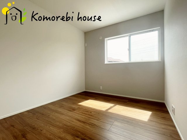 北本市宮内１丁目　新築一戸建て　セレクト花水木　02の子供部屋|自然光が心地よく入る子ども部屋は、学習・遊び・睡眠をしっかり支える快適環境。シンプル設計でレイアウトも変えやすく、成長に合わせて長く使える利便性の高い一室です。