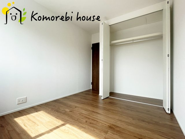 北本市宮内１丁目　新築一戸建て　セレクト花水木　02の子供部屋|日当たりがよく、机に向かう時間も自然とはかどる子ども部屋。寝る・学ぶ・遊ぶがコンパクトにまとまり、毎日の“小さな成長”を見守る空間です。