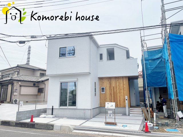 北本市宮内１丁目　新築一戸建て　セレクト花水木　02の外観|明るい色合いで統一された外観が魅力の新築住宅。シンプルながら存在感があり、帰宅時に気分が上がるデザインです。周辺環境とも調和し、落ち着いた街並みに映える一邸です。