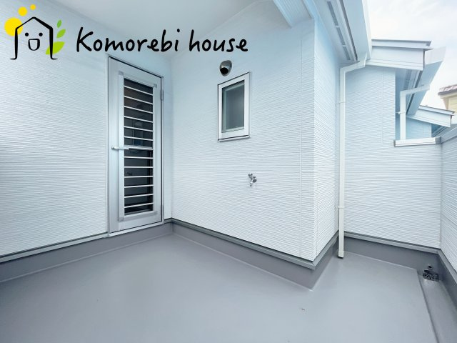 北本市宮内１丁目　新築一戸建て　セレクト花水木　02のバルコニー|防水施工がしっかりと施されたバルコニーで、雨の日も安心。長く使える耐久性を備えたメンテナンスしやすい仕様です。