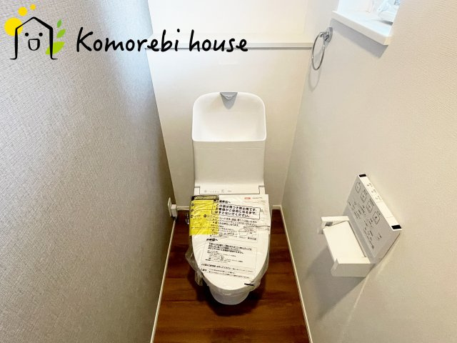 北本市宮内１丁目　新築一戸建て　セレクト花水木　02のトイレ|2階にもトイレがあることで、朝の混雑が解消し生活動線がスムーズに。新築ならではの間取り設計で、毎日の“プチストレス”が驚くほど減ります。