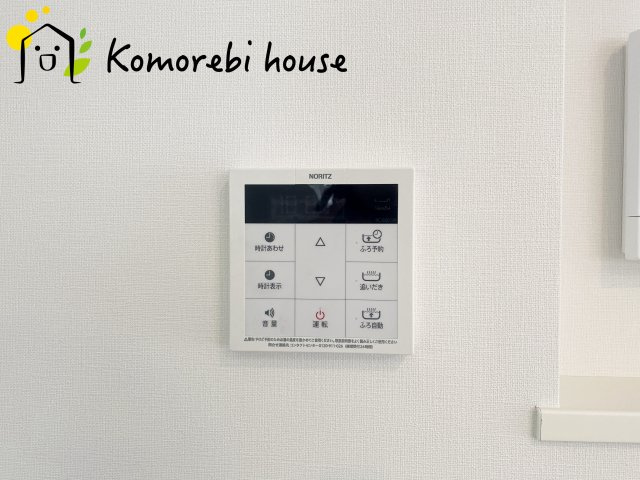 北本市宮内１丁目　新築一戸建て　セレクト花水木　02の設備|ワンタッチで湯張りや追い焚きができる給湯スイッチ。夕飯の支度をしながら、同時進行でお風呂の準備ができる効率の良い生活動線が魅力です。