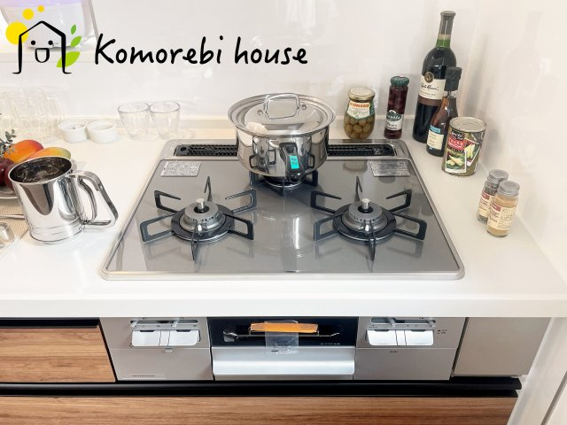 北本市宮内１丁目　新築一戸建て　セレクト花水木　02のキッチン|同時調理が叶う3口コンロと便利なグリル付き。忙しい朝のお弁当作りも、夕食の複数メニューもスムーズにこなせる頼れる設備です。