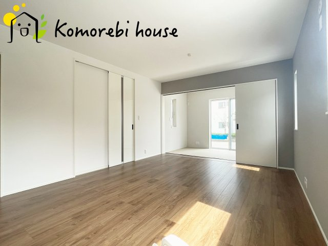 北本市宮内１丁目　新築一戸建て　セレクト花水木　02の居間・リビング|縦に広がるLDKは、空間を効率的に使える設計。キッチンからリビング、ダイニングまで家族の気配を感じられます。