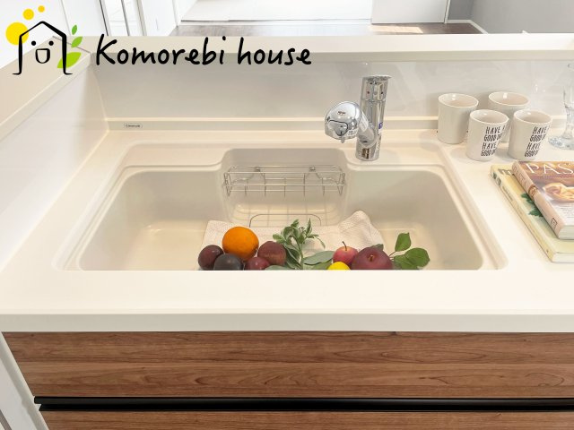 北本市宮内１丁目　新築一戸建て　セレクト花水木　02のキッチン|浄水器一体型で、いつでも美味しいお水がそのまま使えるキッチンシンク。料理やコーヒーづくり、炊飯にも安心して利用でき、毎日の食卓が少し豊かに。