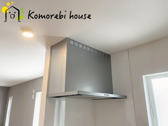 北本市宮内１丁目　新築一戸建て　セレクト花水木　02のキッチン|吸引力の高いレンジフードが煙や匂いを素早く排出。揚げ物や炒め物も気兼ねなくでき、リビングに匂いを残しません。