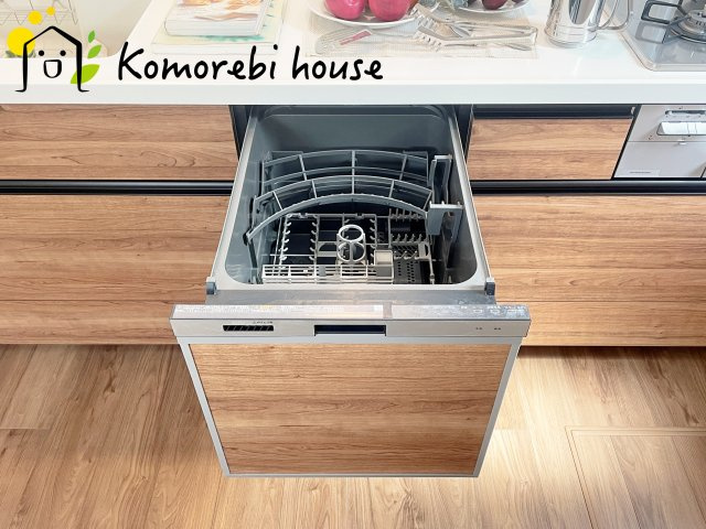 北本市宮内１丁目　新築一戸建て　セレクト花水木　02のキッチン|忙しい毎日の食後も、食器洗いは食洗器におまかせ。家族が食事を楽しんでいる間に、洗浄・乾燥まで完了するから、片付けのストレスを減らしてリビングでの団らん時間をゆったり過ごせます。