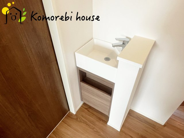 北本市宮内１丁目　新築一戸建て　セレクト花水木　02の独立洗面台|シンプルで洗練されたデザインの洗面台は、空間をすっきり見せる上質な存在。毎日のケア時間を心地よく過ごせる、上品な仕上がりです。