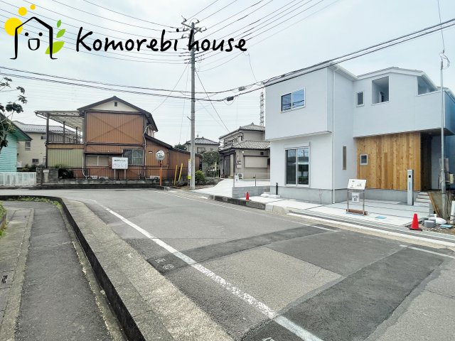 北本市宮内１丁目　新築一戸建て　セレクト花水木　02の前面道路含む現地写真|前面道路は幅員ゆったりで車の出し入れもスムーズ。静かな住宅街に建つ新築戸建てです。