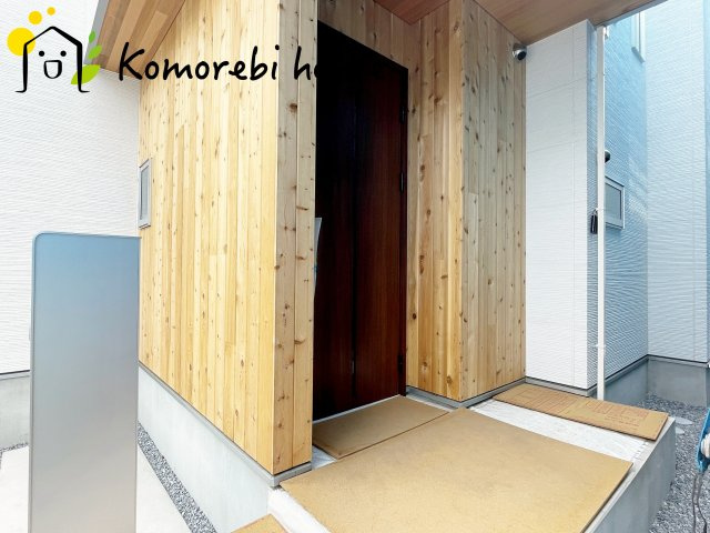 北本市宮内１丁目　新築一戸建て　セレクト花水木　02の玄関|屋根付き玄関で雨の日も安心。濡れずに出入りでき、快適な暮らしをサポートします。