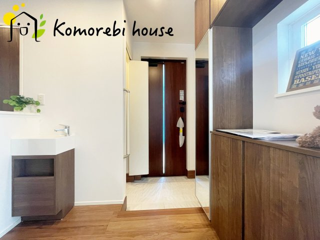 北本市宮内１丁目　新築一戸建て　セレクト花水木　02の玄関|明るく使いやすい玄関で、家族の生活をスムーズに。収納や導線も配慮された万能空間です。