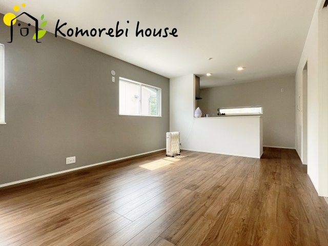 北本市宮内１丁目　新築一戸建て　セレクト花水木　02の居間・リビング|高性能窓と断熱材を採用したLDKで、冷暖房効率アップ。家族が集まる時間も快適に過ごせるリビングです。