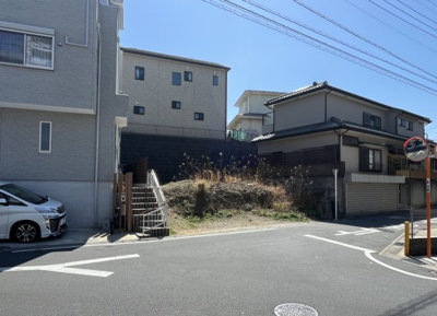 【前面道路含む現地写真】 | 横須賀市久里浜二丁目　売地 | 土地面積：88.8ｍ2