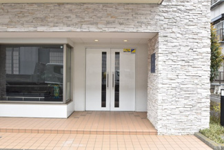 【エントランス】 | お客様を、そして住人を出迎えてくれるマンションのエントランス。ゴミが落ちていないことからも、管理状態の良さや住民の節度の高さが見て取れます。～即日のご見学可能～　お問合せはお気軽にどうぞ。
