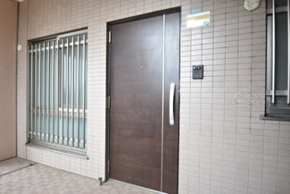 【その他共用部分】 | 皆様をお迎えする、お部屋の玄関ドア。開けやすさや開放角度、ドアノブの操作しやすさや鍵の形状などを、現地で一度ご確認ください。～即日のご見学可能～　お問合せはお気軽にどうぞ。
