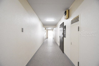 【その他共用部分】 | 風雨が入ってこない内廊下設計。雨の日に体が濡れないという以外にも、共用部の劣化が進みにくいため、修繕の負担が軽くなるのもうれしいポイント。～即日のご見学可能～　お問合せはお気軽にどうぞ。

