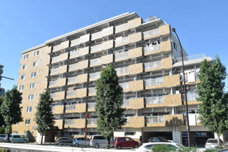 【外観】 | 青空によく映える建物です。手入れの行き届いた外壁やマンション正面エントランスなど、綺麗な姿をぜひ一度、現地にてご覧ください。～即日のご見学可能～　お問合せはお気軽にどうぞ。
