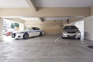 【駐車場】 | マンションの駐車場スペース。空きの有無や駐車料金、サイズ規定などについては、改めてお問い合わせください。～即日のご見学可能～　お問合せはお気軽にどうぞ。
