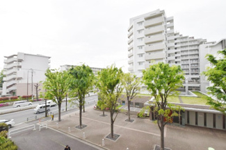 【展望】 | 眼前に広がる空の雄大さと、このお部屋の自慢の一つである「眺望」をご覧ください。毎日、この景色を独り占めできる新生活に夢が広がります。～即日のご見学可能～　お問合せはお気軽にどうぞ。
