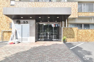 【エントランス】 | お客様を、そして住人を出迎えてくれるマンションのエントランス。ゴミが落ちていないことからも、管理状態の良さや住民の節度の高さが見て取れます。～即日のご見学可能～　お問合せはお気軽にどうぞ。
