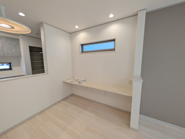 【内装】 | いろどりアイタウン沼田市桜町23-P1ー② | お子様の勉強もはかどるスタディーカウンター♪