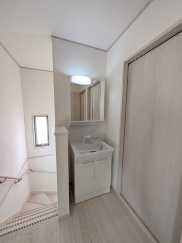 【独立洗面台】 | いろどりアイタウン沼田市桜町23-P1ー② | 2階にも洗面台が付いているのは助かりますね♪