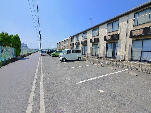 レオパレスサクセスの駐車場|車をお持ちの方に嬉しい駐車場付きの物件です