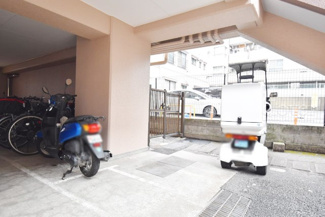 【駐車場】 | バイク置き場。空き区画の有無や駐輪料金、サイズおよび排気量規定などについては、改めてお問い合わせください。～即日のご見学可能～　お問合せはお気軽にどうぞ。
