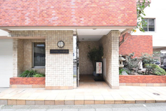 【エントランス】 | お客様を、そして住人を出迎えてくれるマンションのエントランス。ゴミが落ちていないことからも、管理状態の良さや住民の節度の高さが見て取れます。～即日のご見学可能～　お問合せはお気軽にどうぞ。
