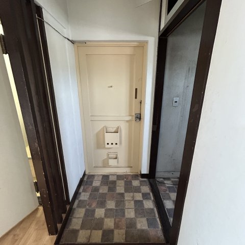 高砂ハイツD棟の玄関