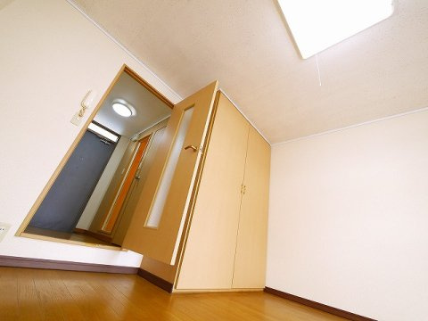レオパレスウェストコートの洋室|明るい洋室です
