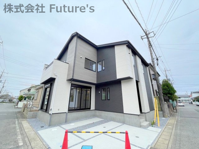 三郷市上彦名　新築戸建　全1棟の外観|角地につき駐車もラクラク