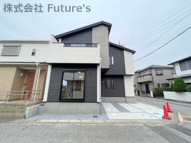 三郷市上彦名　新築戸建　全1棟の外観|角地に佇む4LDKの邸宅です