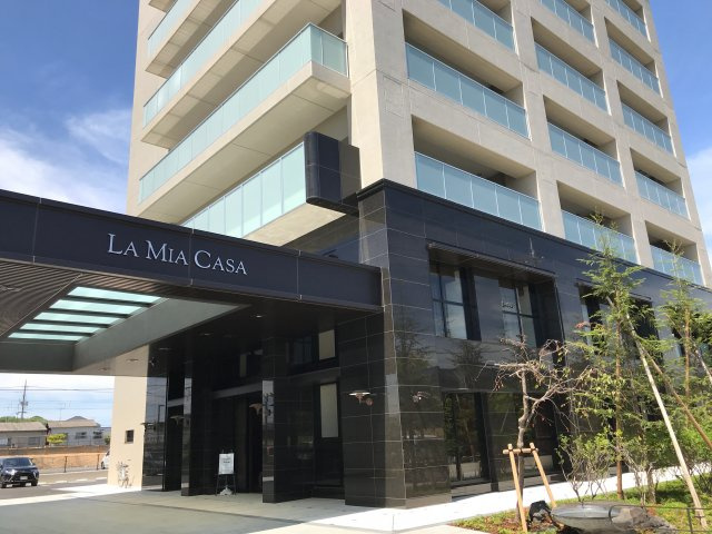 【エントランス】 | LA MIA CASA | キャノピー付車寄せを備えたエントランス！荷物の積み下ろし楽々