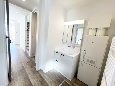 【脱衣所】 | 北区新琴似1-6 新築後未使用 RC造 | ユーティリティも広々♪都市ガス省エネ給湯エコジョーズ採用♪