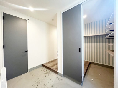 【玄関】 | 北区新琴似1-6 新築後未使用 RC造 | 土間収納付きの広々玄関ホール♪