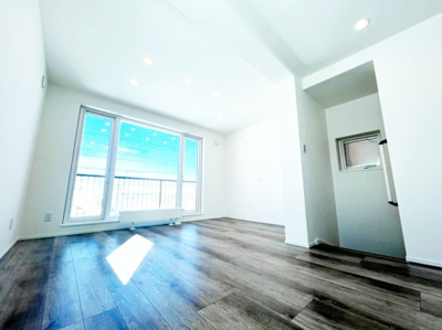 【居間・リビング】 | 北区新琴似1-6 新築後未使用 RC造 | 17帖の広々LDKは大きな窓で採光充分♪